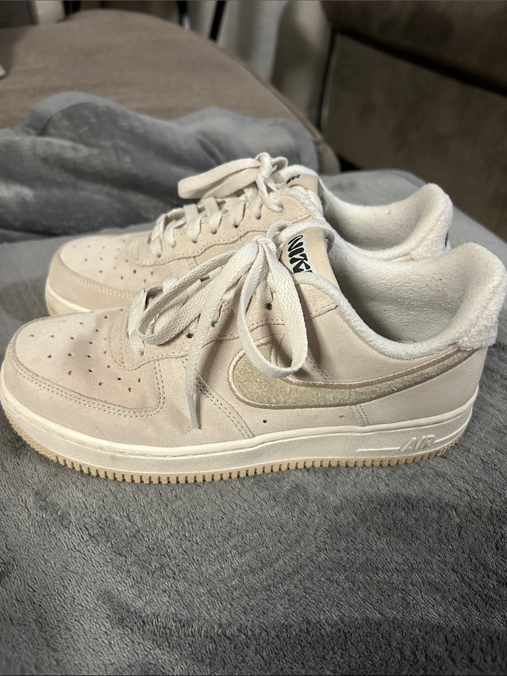 Woman Suede Low-Top Sneakers - Light Beige